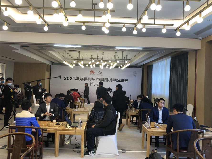 预告中梅晓鸥自嘲道：;不知道爱他什么，还当命来爱